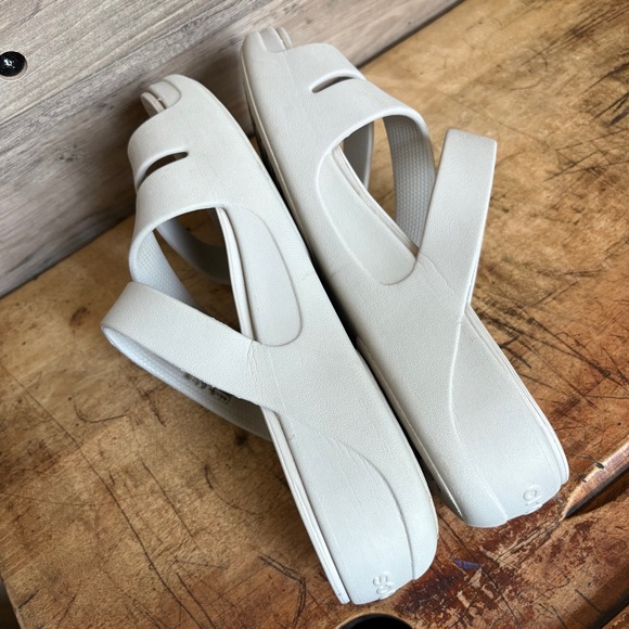 Crocs Monterey Strappy Low Wedge Sandals Cream Light Tan Women's 10 good preworn - Picture 8 of 12